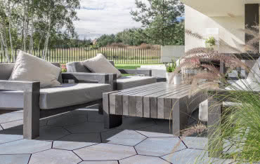Nawierzchnia z kostki, kamienia i drewna. Co wybrać?