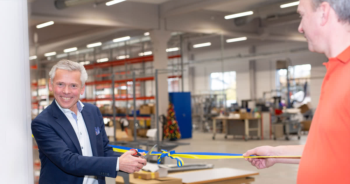 Peter Cerny, CEO i Christer Skogsfors, partner w ESBE, przecinają wstęgę w rozbudowanej fabryce. 