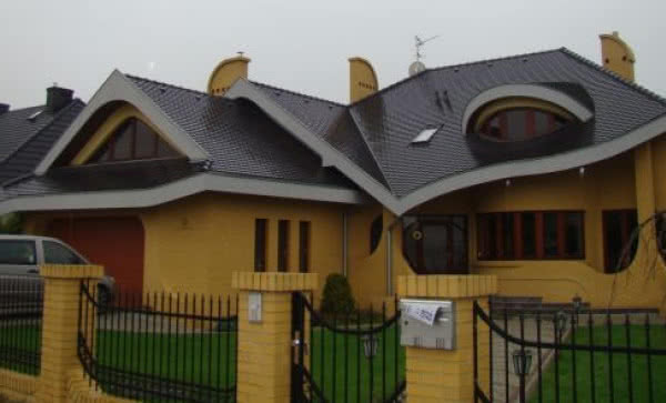 Najładniejszy stromy dach w Polsce pokryty dachówką marki Koramic