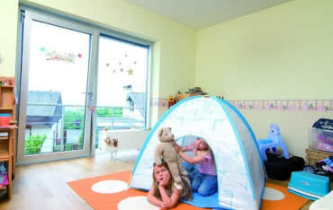 Mechanizm zabezpieczający Roto "TiltFirst" do okien w pokojach dziecięcych