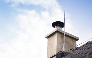 Jak poprawić ciąg w kominie i zapobiec cofaniu spalin? Praktyczny poradnik instalacyjny