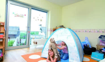 Mechanizm zabezpieczający Roto "TiltFirst" do okien w pokojach dziecięcych