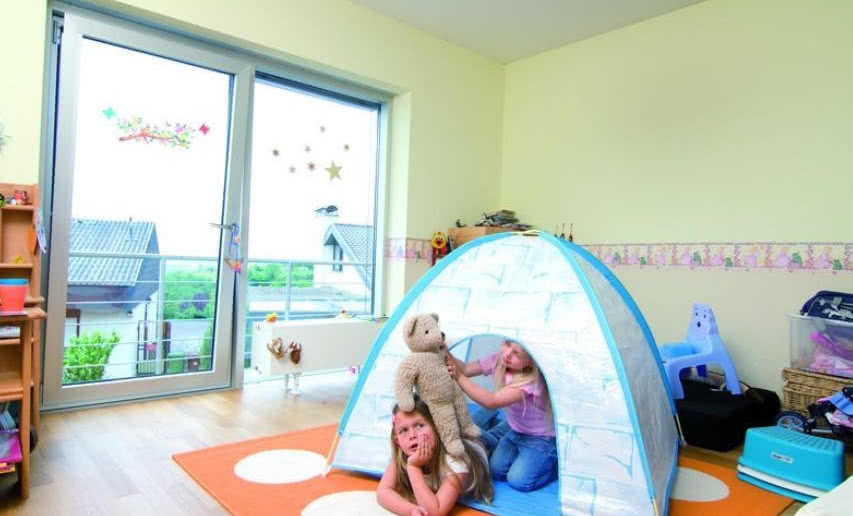 Mechanizm zabezpieczający Roto "TiltFirst" do okien w pokojach dziecięcych