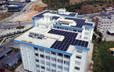 Czy białe dachy uratują nas przed upałami? Naukowcy mają odpowiedź