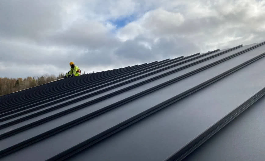 Dach ze stali wyprodukowanej bez użycia paliw kopalnych
