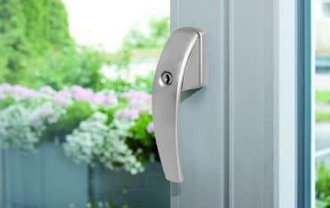 Jak zabezpieczyć okno w pokoju dziecka?