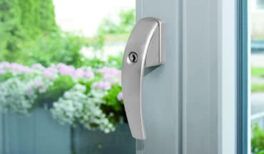 Jak zabezpieczyć okno w pokoju dziecka?