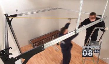 Montaż segmentowej bramy garażowej YETT02 w 30 minut