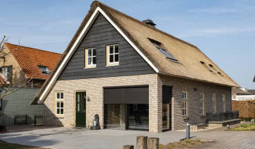 Markizy zewnętrzne Fakro VMZ Solar - idealnie wkomponowane w dom