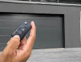 Największe zalety automatycznej bramy garażowej w domu jednorodzinnym