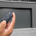 Największe zalety automatycznej bramy garażowej w domu jednorodzinnym