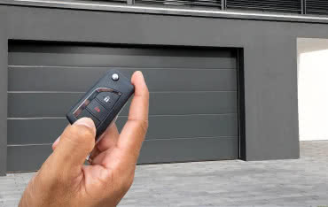 Największe zalety automatycznej bramy garażowej w domu jednorodzinnym