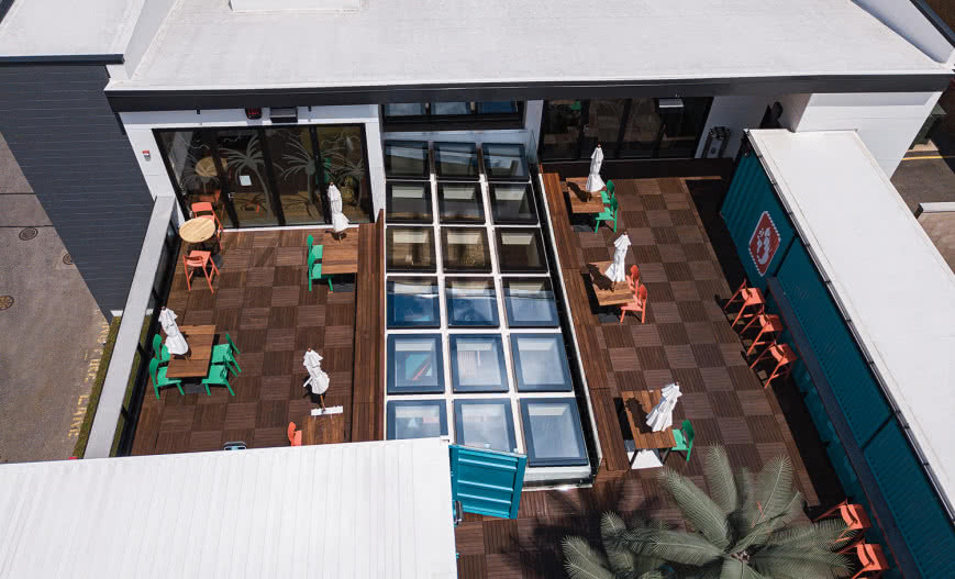 Okna do dachów płaskich w restauracjach w USA