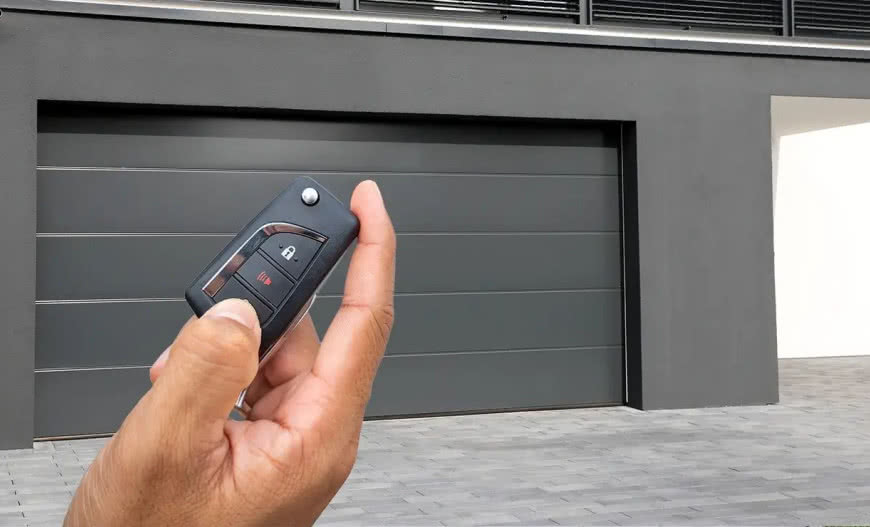 Największe zalety automatycznej bramy garażowej w domu jednorodzinnym
