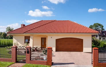 Jak wybrać bramę garażową do domu tradycyjnego?