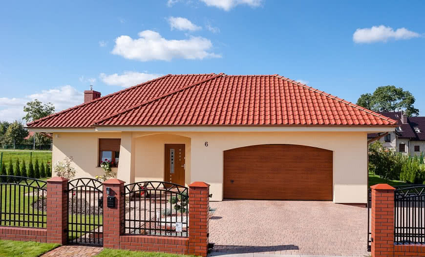 Jak wybrać bramę garażową do domu tradycyjnego?