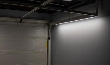 Jak dobrze oświetlić garaż? Oświetlenie LED pod prowadnice