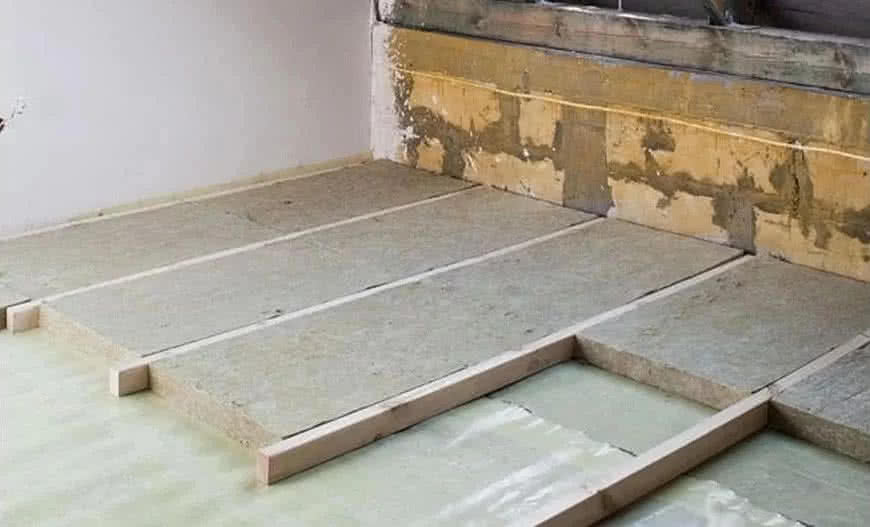 Izolacja stropu betonowego wełną mineralną. fot. budujemydom.pl