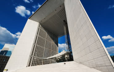 Kotwy podcinające fischer zabezpieczają La Grande Arche w Paryżu