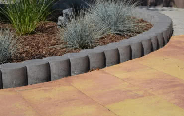 Betonowe palisady okrągłe – trwałe i estetyczne 