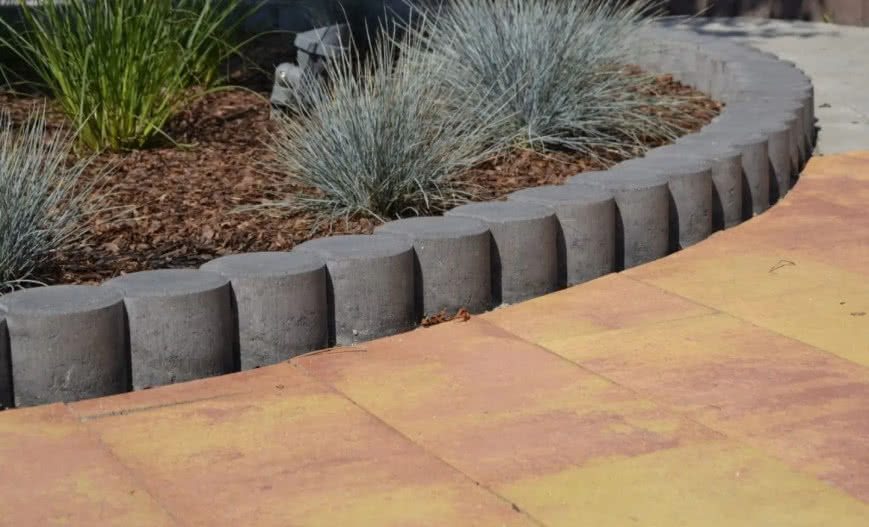 Betonowe palisady okrągłe – trwałe i estetyczne 