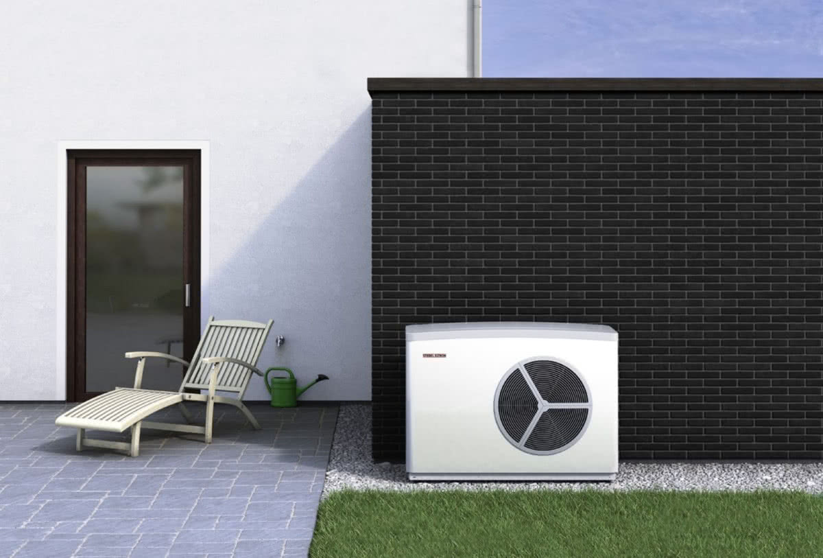 Monoblokowa pompa ciepła HPA-O Premium typu powietrze woda - zamontowana przy ścianie budynku mieszkalnego. fot.Stiebel Eltron