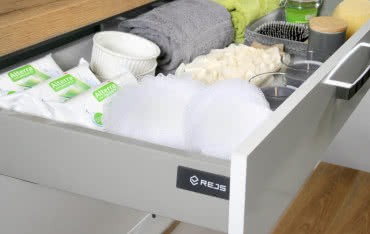 Wyposażenie łazienki w praktyce. Jakie dodatki ułatwiają codzienne życie?