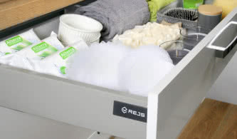 Wyposażenie łazienki w praktyce. Jakie dodatki ułatwiają codzienne życie?