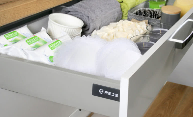 Wyposażenie łazienki w praktyce. Jakie dodatki ułatwiają codzienne życie?