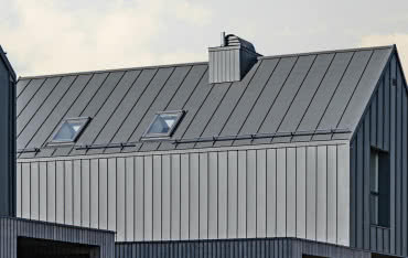 Pokrycie dachowe z blachy na rąbek - czy warto? Sprawdź cenę!