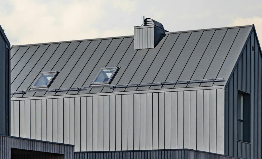 Pokrycie dachowe z blachy na rąbek - czy warto? Sprawdź cenę!