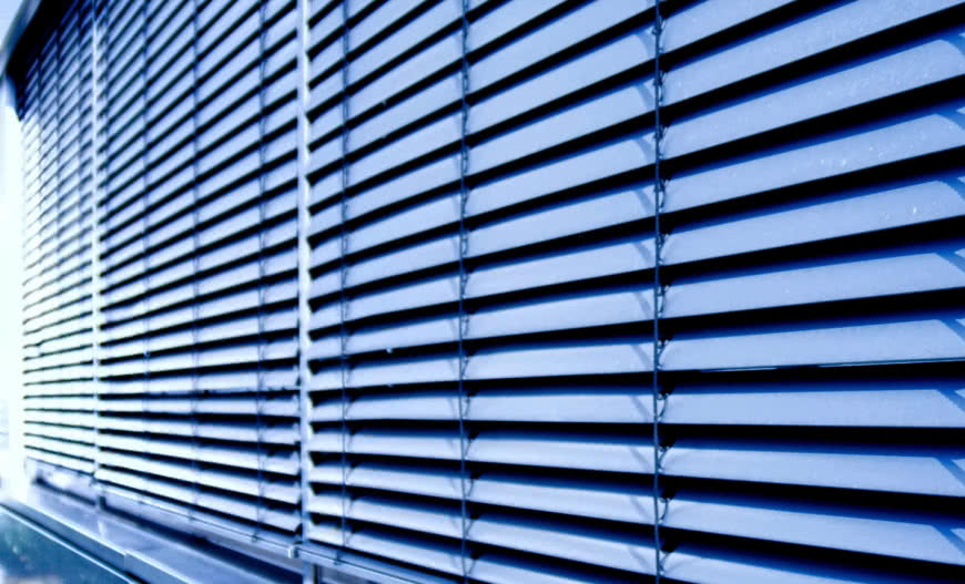 Żaluzje fasadowe od A do Z: które sprawdzą się w domu lub biurze?