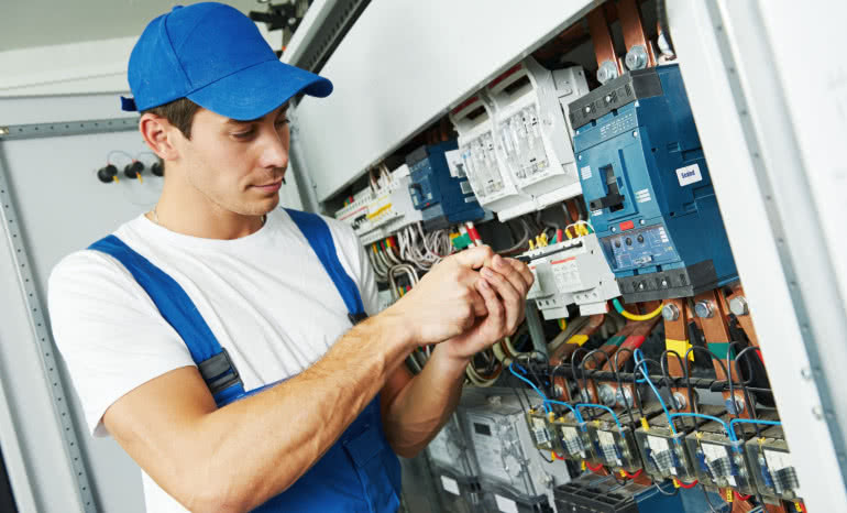 Gdzie szukać zleceń dla elektryka? Krok po kroku do pełnego kalendarza