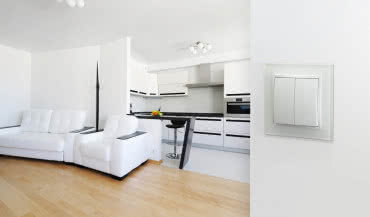 Białe gniazdka i włączniki w stylu skandynawskim 