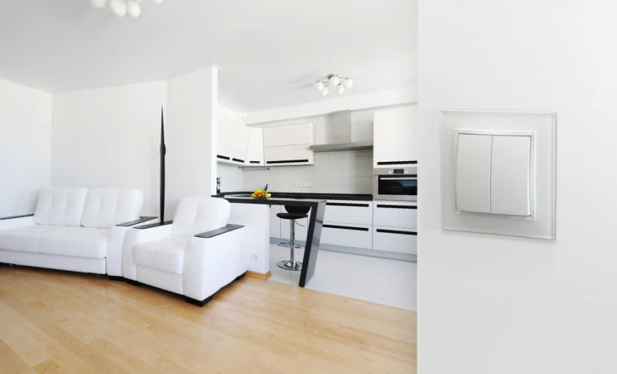 Białe gniazdka i włączniki w stylu skandynawskim