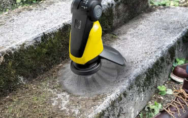 Jak usunąć mech i chwasty z kostki brukowej?