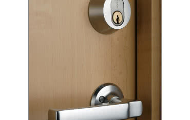 Bezpieczne i mocne zamki i drzwi