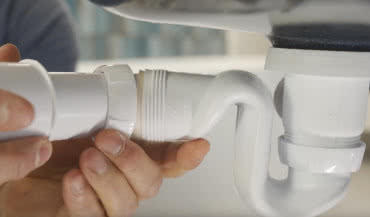 Jak wybrać i zamontować odpowiedni syfon wannowy?