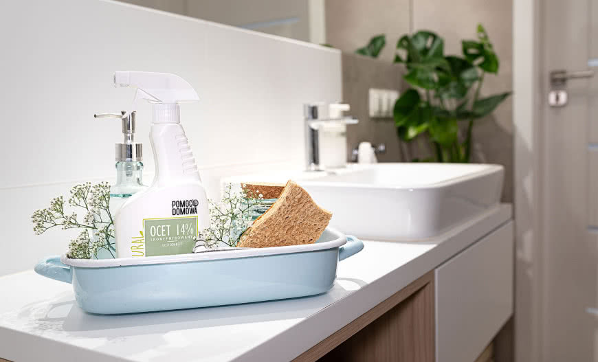 W jaki sposób naturalnie wyczyścić płytki?