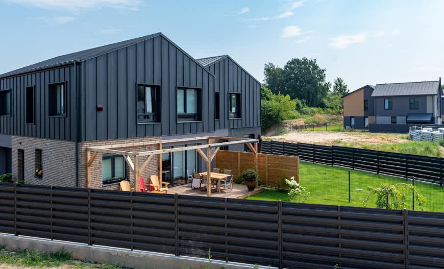 Panele dachowe z blachy stalowej - 7 ważnych zalet