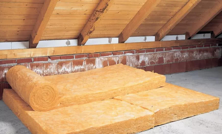 Poddasze z pełnym deskowaniem - jak zadbać o izolację dachu?