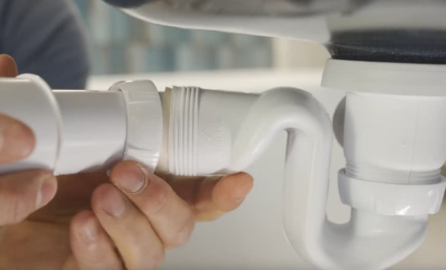 Jak wybrać i zamontować odpowiedni syfon wannowy?