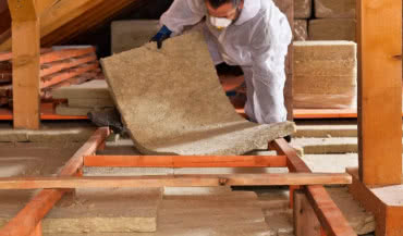 Ocieplanie poddasza w praktyce – wełną, pianką czy celulozą? 