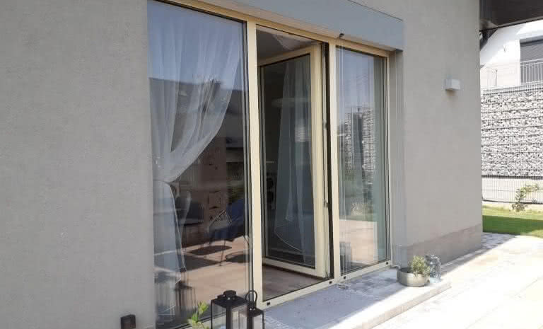 Dlaczego warto zdecydować się na rolety okienne?