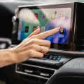 Otwieranie bramy przez Android Auto i CarPlay: WIŚNIOWSKI integruje automatykę z autem