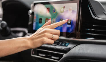 Otwieranie bramy przez Android Auto i CarPlay: WIŚNIOWSKI integruje automatykę z autem