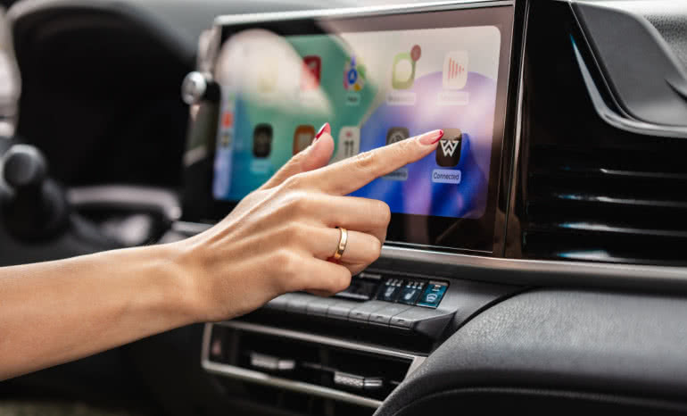 Otwieranie bramy przez Android Auto i CarPlay: WIŚNIOWSKI integruje automatykę z autem