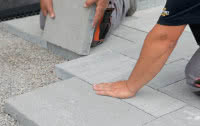 Płyty betonowe na warstwie piasku lub kruszywa to rodzaj nawierzchni, stosowany z powodzeniem od kilkudziesięciu lat