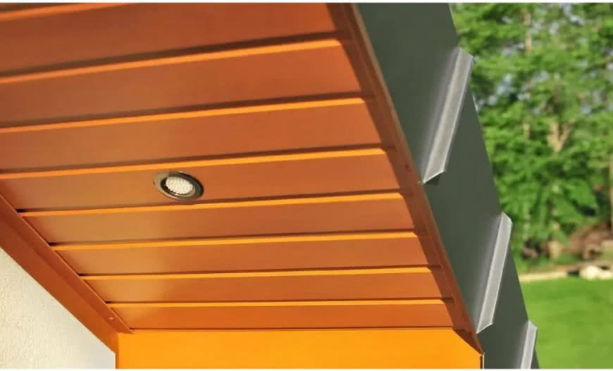 Jak wybrać tanią i trwałą podbitkę dachową?