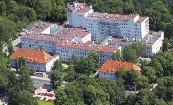 Kolektory słoneczne na dachu Polikliniki w Olsztynie